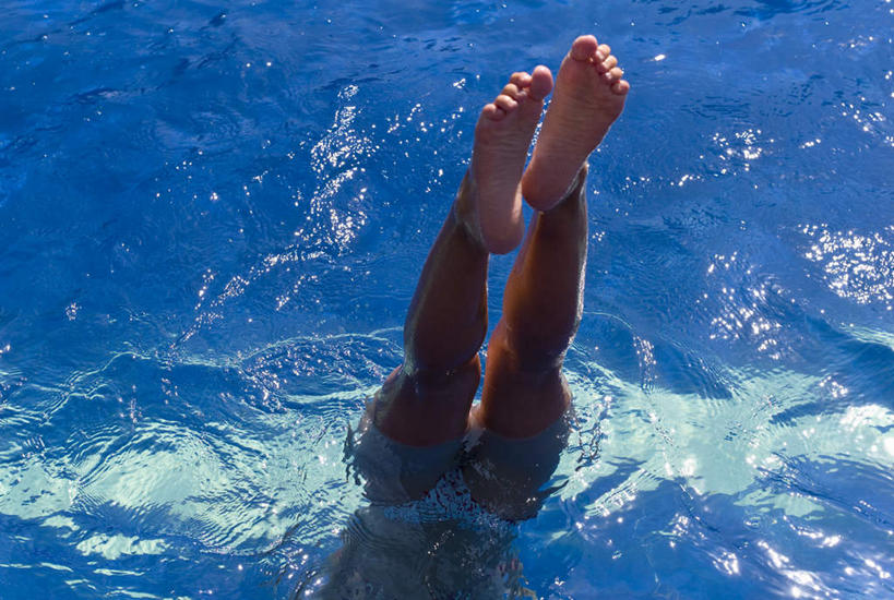 西方人,腿部,脚,脚趾,脚趾甲,腿,一个人,体育馆,游泳池,横图,俯视,室外,白天,水,欧洲,欧洲人,仅一个男性,仅一个人,阴影,波纹,反射,影子,水池,水面,涟漪,泳池,仅一个年轻男性,水纹,波浪,游泳馆,笔直,水晕,笔挺,男人,男性,年轻男性,白种人,脚指甲,半身,彩图,高角度拍摄