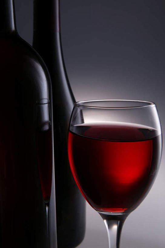 葡萄酒,无人,竖图,室内,特写,白天,正面,静物,杯子,灰色背景,高脚杯,红酒杯,酒类,玻璃制品,酒,酒瓶,饮料,玻璃瓶,酒杯,瓶子,摄影,影棚,玻璃杯,彩图,影棚拍摄,拍摄