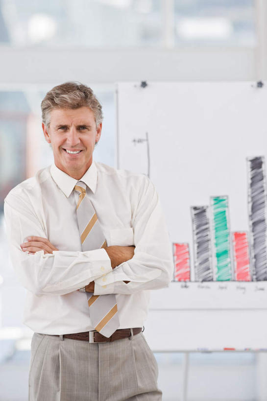 西方人,一个人,商务人士,商务男性,站,笑,双手交叉,微笑,露齿笑,竖图,室内,特写,白天,正面,衬衫,欧洲,欧洲人,仅一个男性,仅一个人,套装,模糊,注视,观察,看,站着,仅一个老年男性,观看,察看,图标,双手抱胸,关注,走势图,柱形图,商务装,工薪阶层,含糊,恍惚,模胡,依稀,隐约,老年男性,男人,男性,白种人,白领,上班族,站立,半身,彩图,衬衣