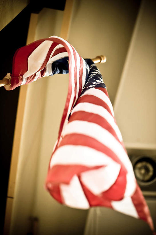 无人,竖图,室外,白天,仰视,光晕,旗帜,美国,一面,飘扬,标识,旗子,标记,黄色,北美,北美洲,美洲,北亚美利加洲,亚美利加洲,旌旗,旗号,表记,标帜,彩图,低角度拍摄