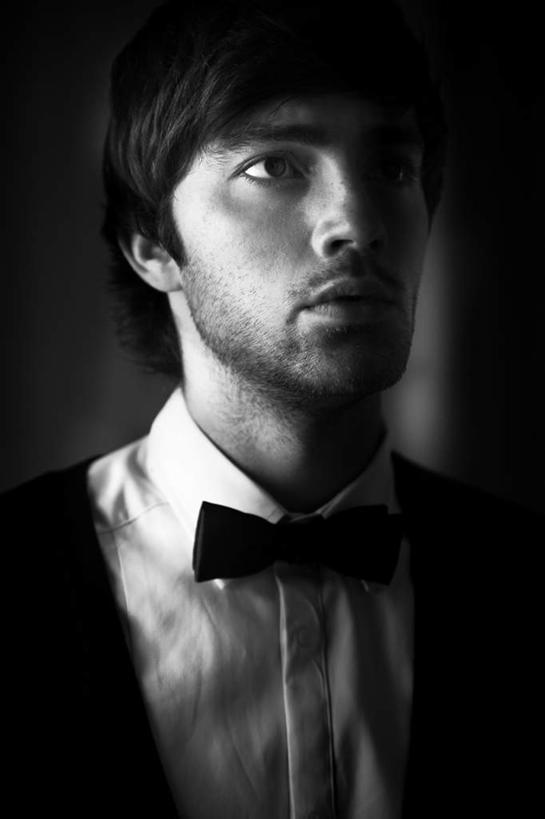 西方人,一个人,站,竖图,黑白,室内,白天,正面,工作服,制服,欧洲,欧洲人,仅一个男性,仅一个人,领结,注视,仅一个年轻男性,一个,白色,黑色,观察,看,站着,单个,观看,察看,昏暗,关注,工作制服,灰暗,晦暗,男人,男性,年轻男性,白种人,站立,半身,工作套服