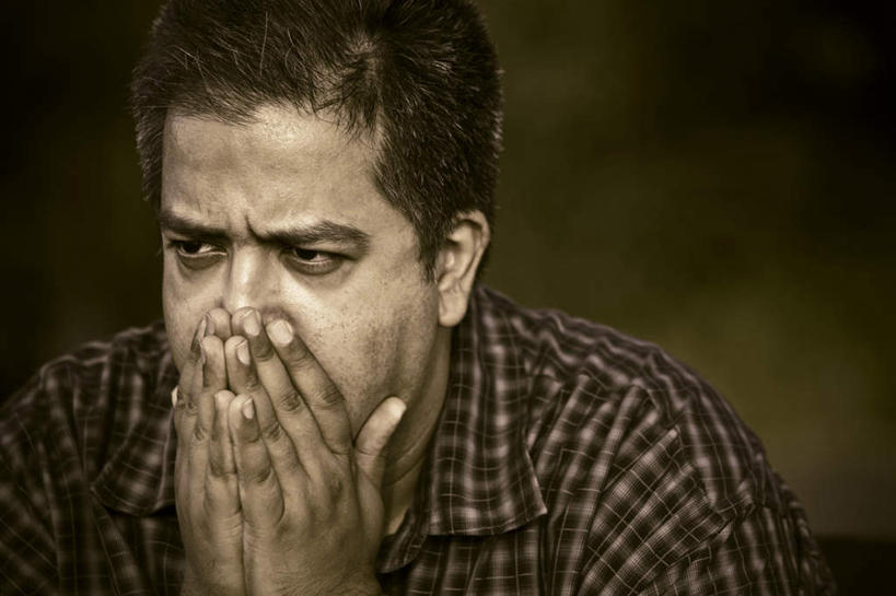 西方人,手,一个人,横图,阶调图片,室外,白天,正面,欧洲,欧洲人,双手,仅一个男性,仅一个人,仅一个中年男性,服装,朦胧,模糊,方格,休闲装,衣服,休闲,手部,休闲服,遮,遮掩,服饰,担忧,掩盖,遮挡,昏暗,忧虑,忧郁,遮盖,掩饰,灰暗,晦暗,担心,男人,男性,中年男性,白种人,半身,彩图