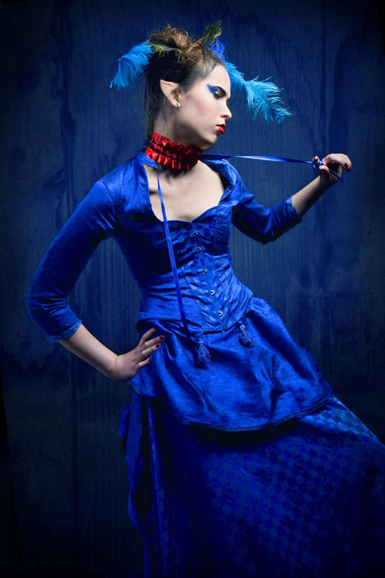 西方人,脸,头,脸颊,手,一个人,站,竖图,室内,特写,白天,侧面,欧洲,欧洲人,仅一个年轻女性,仅一个女性,仅一个人,握,蓝色背景,服装,丝绸,丝带,缎带,拿,拿着,注视,休闲装,绸带,衣服,蓝色,观察,看,站着,休闲,手部,休闲服,握着,摄影,服饰,影棚,观看,仙女,察看,关注,年轻女性,女人,女性,白种人,头部,脸部,脸蛋,面部,站立,半身,彩图,影棚拍摄,拍摄