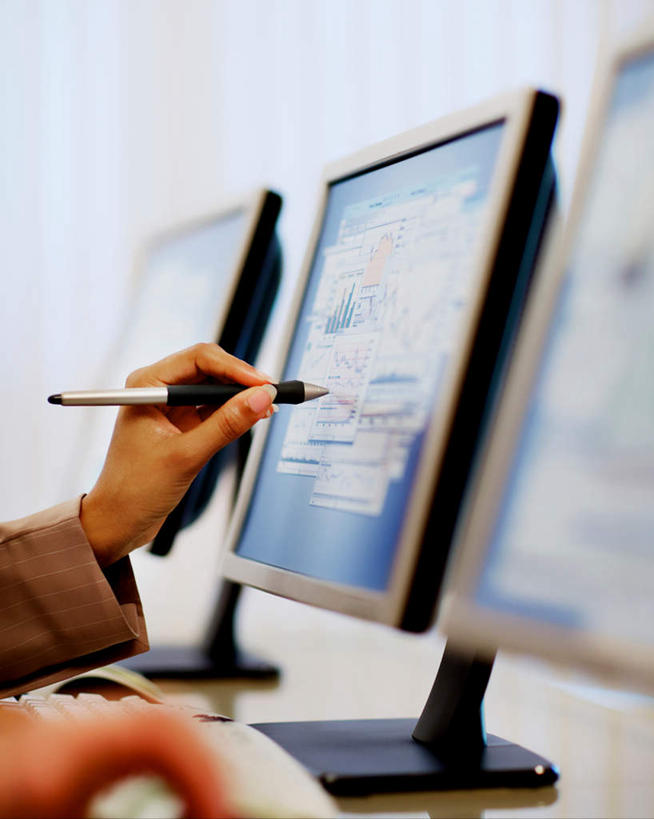 西方人,手,一个人,商务人士,商务女性,坐,竖图,室内,特写,白天,侧面,电脑,显示器,鼠标,键盘,桌面,桌子,欧洲,欧洲人,仅一个年轻女性,仅一个女性,仅一个人,握,套装,网络,木制,笔,点,办公用品,拿,拿着,输入设备,通讯设备,文具,木制品,学习用品,手部,台式电脑,握着,文具用品,通信设备,商务装,工薪阶层,输出设备,年轻女性,女人,女性,白种人,白领,上班族,坐着,半身,彩图