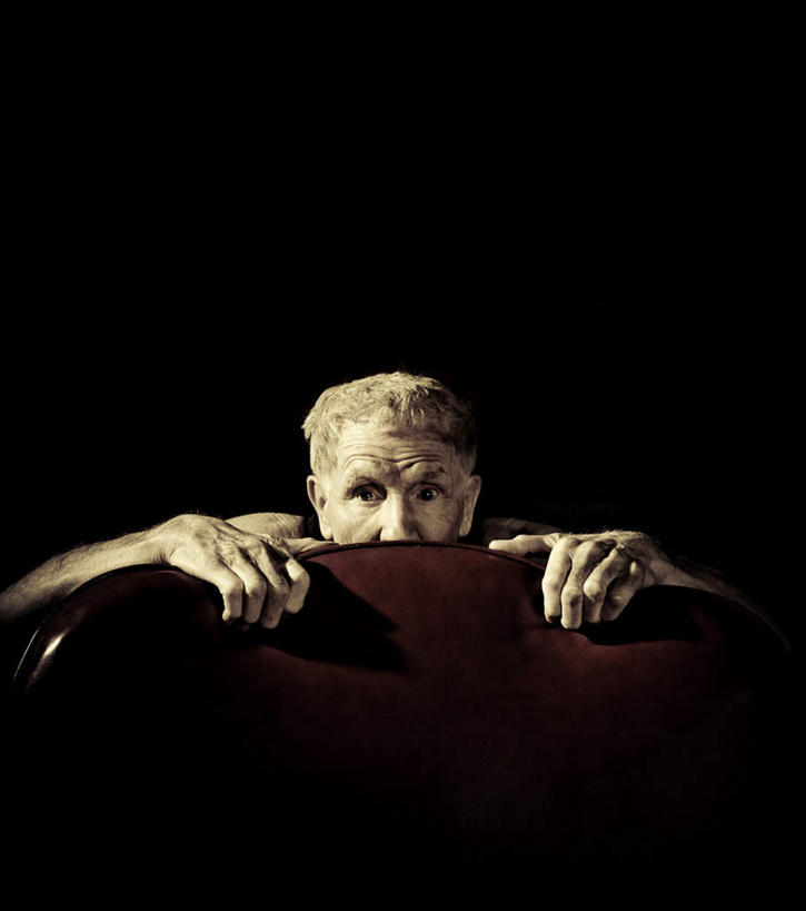 西方人,脸,头,脸颊,手,一个人,竖图,室内,白天,正面,沙发,欧洲,欧洲人,双手,仅一个男性,仅一个人,阴影,黑色背景,反射,影子,注视,观察,看,仅一个老年男性,手部,摄影,影棚,观看,察看,躲避,关注,布艺沙发,老年男性,男人,男性,白种人,头部,脸部,脸蛋,面部,半身,彩图,影棚拍摄,拍摄