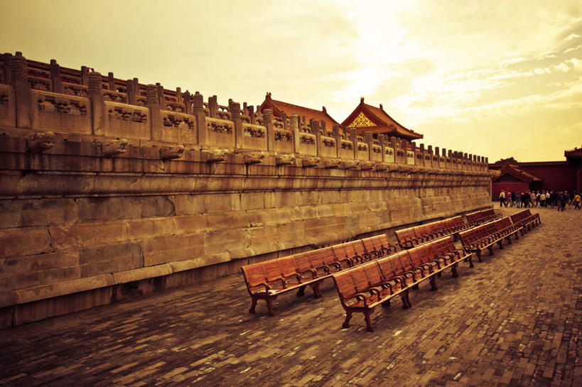 无人,故宫,宫殿,横图,室外,白天,仰视,旅游,度假,名胜古迹,标志建筑,地标,建筑,椅子,北京,中国,亚洲,一排,阴影,破旧,遗迹,陈旧,光线,影子,木椅,云,云朵,建筑群,首都,云彩,古迹,历史,文物,娱乐,建设,古建筑,古代,排列,白云,天空,阳光,紫禁城,天,享受,休闲,旅游胜地,放松,晴朗,权利,队列,古文明,东亚,中华人民共和国,北京市,京,北平,华北地区,北京故宫博物院,古远,陈腐,晴空,彩图,低角度拍摄