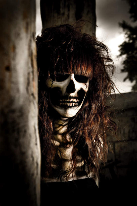 西方人,一个人,站,竖图,室内,特写,白天,正面,欧洲,欧洲人,仅一个年轻女性,仅一个女性,仅一个人,朦胧,模糊,破旧,陈旧,骷髅,面具,站着,恐怖,可怕,可骇,陈腐,恐惧,年轻女性,女人,女性,白种人,站立,半身,彩图