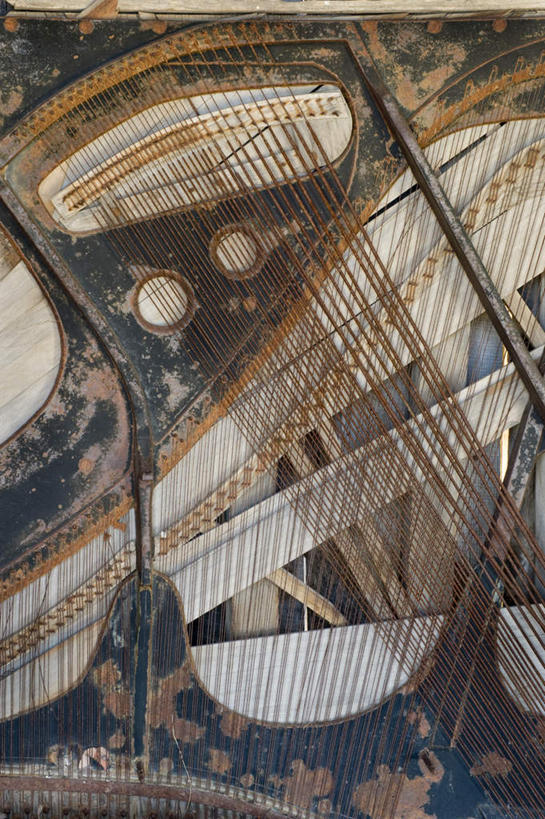 无人,竖图,室内,白天,正面,键盘,破旧,陈旧,钢琴,乐器,弦乐器,破坏,破损,损坏,键盘乐器,丢弃,抛弃,陈腐,遗弃,摈弃,扔掉,扔弃,甩掉,扬弃,彩图