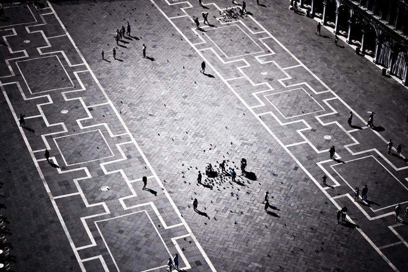 西方人,广场,站,横图,俯视,航拍,室外,白天,意大利,欧洲,威尼斯,欧洲人,阴影,装饰,光线,影子,许多人,阳光,站着,一群人,华丽,修饰,点缀,鸟瞰,南欧,圣马克广场,意大利共和国,衬托,美观,雅致,雅观,威尼斯中心广场,男人,男性,年轻男性,年轻女性,女人,女性,白种人,站立,彩图,高角度拍摄,全身