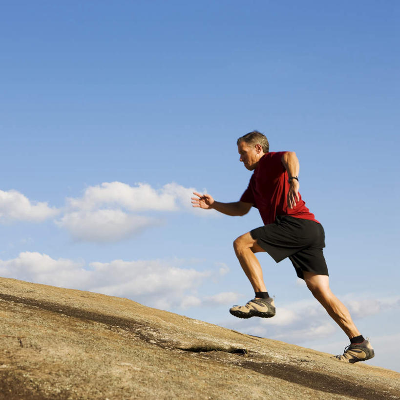 西方人,头发,一个人,跑,方图,室外,白天,侧面,锻炼,旅游,度假,运动,石头,山,山脉,欧洲,欧洲人,仅一个男性,仅一个人,阴影,服装,光线,石子,影子,山峰,云,云朵,山峦,云彩,休闲装,娱乐,仅一个年轻男性,衣服,蓝色,白云,蓝天,天空,阳光,群山,天,享受,休闲,休闲服,金色,放松,服饰,晴朗,户外运动,摆动,体育,男人,男性,年轻男性,白种人,石块,岩石,晴空,跑步,彩图,全身,健身