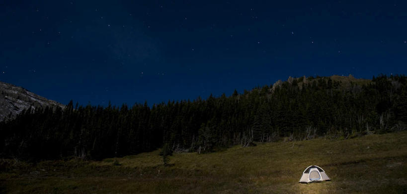 无人,横图,室外,夜晚,正面,旅游,度假,草地,草坪,美景,山,山脉,植物,加拿大,帐篷,景观,山峰,山峦,娱乐,草,树,树木,蓝色,绿色,蓝天,天空,自然,群山,天,享受,休闲,景色,放松,生长,晴朗,成长,北美,北美洲,自然风光,美洲,露营,野营,万里无云,洛矶山脉,落基山脉,宿营,北亚美利加洲,亚美利加洲,亚伯达盆地,晴空,晴空万里,彩图