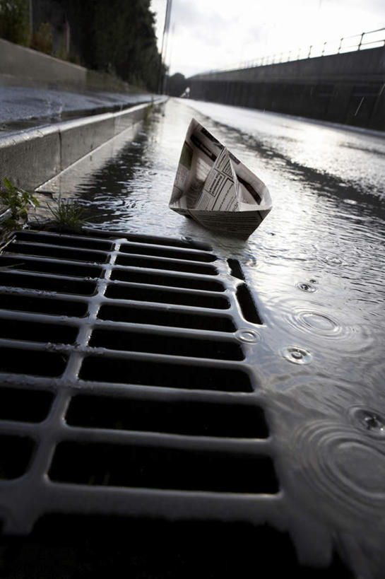 无人,竖图,俯视,室外,白天,河流,水,植物,船,报纸,漂浮,艺术,信息,折纸,纸艺,手工艺品,河水,水流,折叠,文化,树,树木,一只,工艺品,排水沟,生长,成长,新闻,高雅,纸船,工艺折纸,自信心,品位,彩图,高角度拍摄,报刊