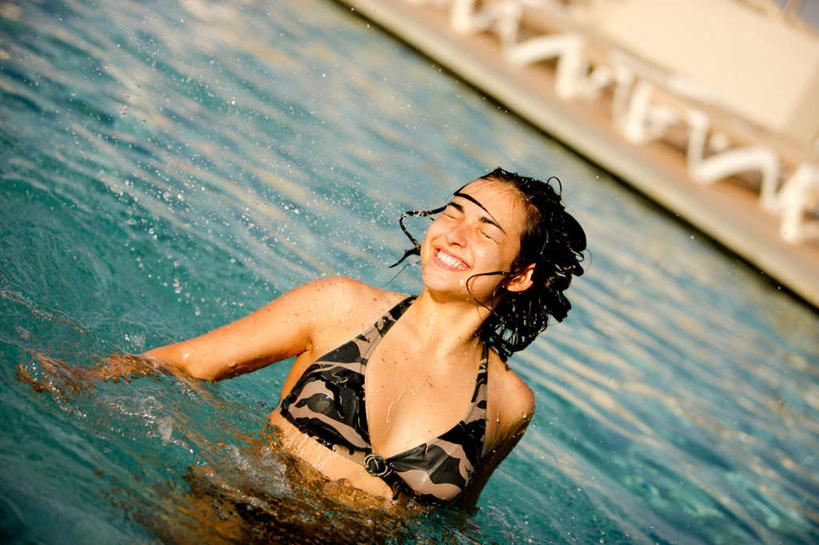 西方人,一个人,体育馆,游泳池,闭眼,笑,微笑,露齿笑,横图,室外,白天,正面,泳装,比基尼,旅游,度假,美景,水,欧洲,欧洲人,仅一个年轻女性,仅一个女性,仅一个人,朦胧,模糊,光线,景观,水池,水面,水中,娱乐,泳池,黄色,蓝色,阳光,自然,享受,休闲,景色,放松,游泳馆,自然风光,尤物,年轻女性,女人,女性,白种人,闭眼睛,闭着眼,闭着眼睛,半身,彩图,三点式,泳衣,佳丽,丽人,美人