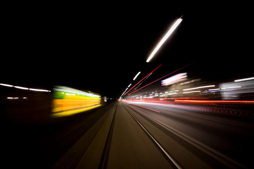 无人,横图,室外,夜晚,正面,旅游,度假,美景,道路,路,公路,汽车,阴影,朦胧,模糊,光线,影子,景观,灯光,交通,娱乐,车,黄色,红色,自然,交通工具,轿车,驾驶,行驶,享受,休闲,景色,放松,操纵,快速,控制,自然风光,载具,操控,快捷,把持,疾速,倏地,马路,彩图