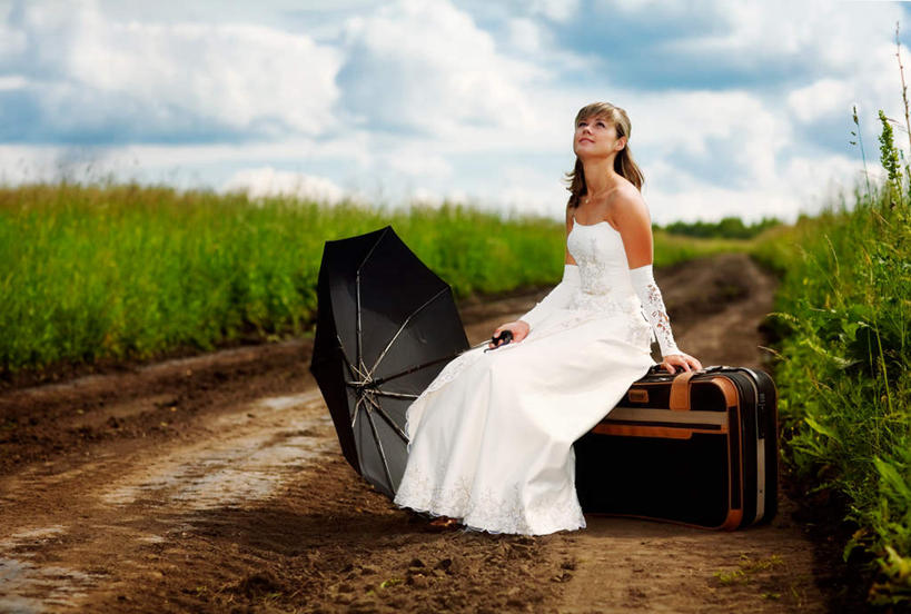 西方人,一个人,坐,横图,室外,白天,正面,裙子,草地,草坪,植物,欧洲,欧洲人,仅一个年轻女性,仅一个女性,仅一个人,撑开,阴影,连衣裙,服装,光线,拉杆箱,旅行箱,伞,影子,雨伞,遮阳伞,云,云朵,云彩,注视,休闲装,阳伞,草,衣服,蓝色,绿色,白色,白云,蓝天,天空,阳光,行李箱,箱子,天,打开,观察,看,休闲,休闲服,服饰,期待,晴朗,观看,等待,出差,等候,察看,开启,关注,守候,年轻女性,女人,女性,白种人,晴空,坐着,彩图,全身,旅行