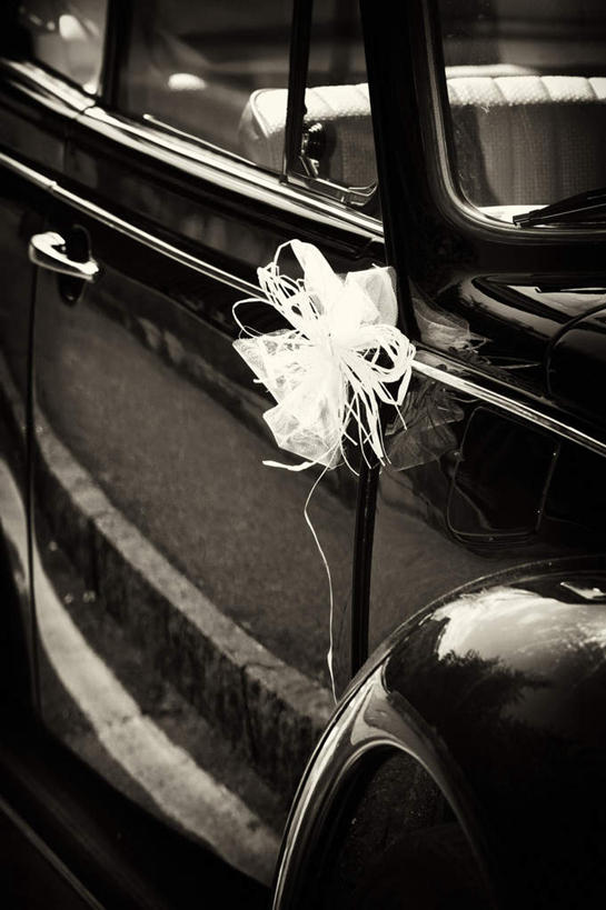 无人,竖图,黑白,室外,特写,白天,侧面,复古,汽车,一辆,阴影,装饰,陈旧,反射,影子,车,交通工具,轿车,驾驶,行驶,婚车,操纵,华丽,修饰,点缀,控制,载具,操控,衬托,美观,雅致,雅观,把持