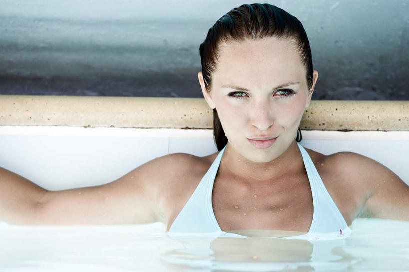 西方人,一个人,坐,横图,室外,白天,正面,泳装,比基尼,旅游,度假,美景,欧洲,欧洲人,仅一个年轻女性,仅一个女性,仅一个人,景观,水中,注视,娱乐,蓝色,自然,观察,看,享受,休闲,景色,放松,观看,察看,关注,自然风光,尤物,年轻女性,女人,女性,白种人,坐着,半身,彩图,三点式,泳衣,佳丽,丽人,美人