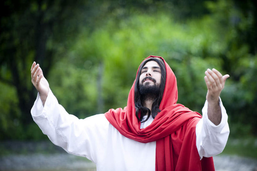 西方人,胡须,一个人,举,伸展双臂,横图,室外,白天,正面,欧洲,欧洲人,仅一个男性,仅一个人,装饰,注视,仅一个年轻男性,红色,围巾,观察,看,托,温暖,围脖,观看,保暖,华丽,点缀,察看,御寒,关注,衬托,美观,雅致,雅观,男人,男性,年轻男性,白种人,胡子,络腮胡,敞开双臂,举起,举手,举着,伸开双臂,向上举,向上伸,向上托,展开双肩,张开手臂,张开双臂,半身,彩图