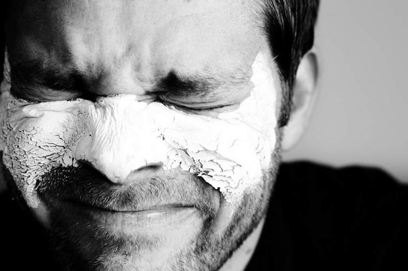 西方人,脸,头,脸颊,胡须,一个人,站,闭眼,横图,室内,特写,白天,正面,欧洲,欧洲人,仅一个男性,仅一个人,服装,朦胧,模糊,缝隙,裂缝,裂痕,休闲装,仅一个年轻男性,衣服,白色,站着,休闲,皱眉,休闲服,服饰,泥浆,男人,男性,年轻男性,白种人,头部,胡子,络腮胡,脸部,脸蛋,面部,闭眼睛,闭着眼,闭着眼睛,站立,半身,彩图