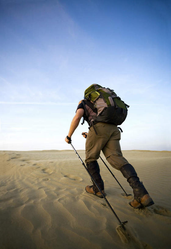 西方人,背,一个人,走,竖图,室外,白天,仰视,沙漠,欧洲,欧洲人,仅一个男性,仅一个人,仅一个中年男性,握,阴影,光线,包,工具,器材,影子,拿,旅行包,拿着,蓝色,蓝天,天空,阳光,背包,天,背着,器械,握着,晴朗,拐杖,万里无云,登山杖,辅助设备,旅游包,背负,登山棍,男人,男性,中年男性,白种人,大漠,砂漠,晴空,晴空万里,步行,登山,爬山,散步,走路,彩图,低角度拍摄,全身,双肩包