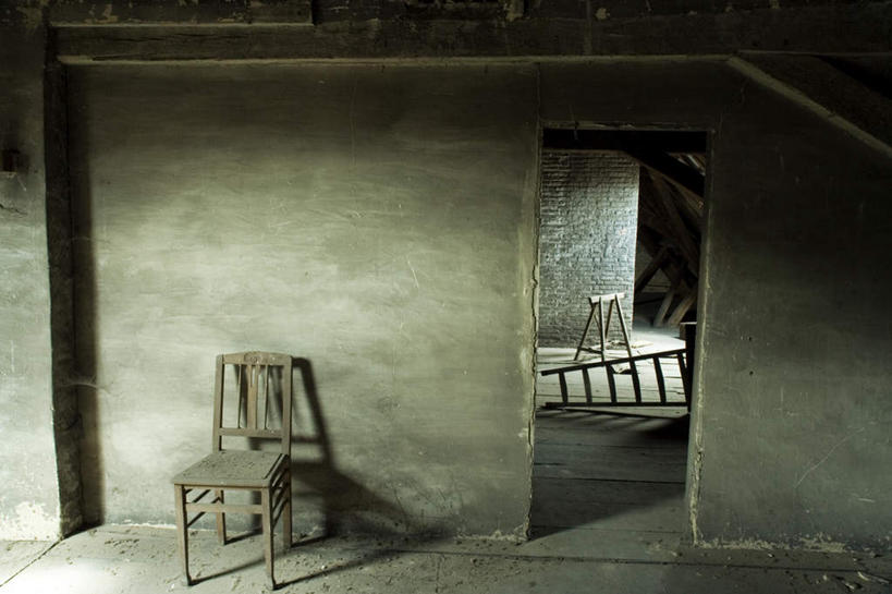 无人,家,攀登,横图,俯视,室内,白天,门,椅子,废弃,阴影,光线,瓷砖,地砖,梯子,影子,房屋,阶梯,木梯,木椅,墙,屋子,地面,楼房,墙壁,墙面,住宅,阳光,门框,爬,上升,登高,废除,攀爬,彩图,高角度拍摄,房子