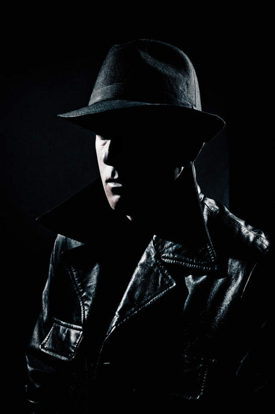 西方人,一个人,站,竖图,室外,特写,夜晚,正面,神秘,帽子,欧洲,欧洲人,仅一个男性,仅一个人,阴影,反射,影子,注视,礼帽,仅一个年轻男性,黑色,观察,看,站着,观看,诡异,严肃,察看,庄重,关注,皮衣,含蓄,沉静,中间色,男人,男性,年轻男性,白种人,站立,半身,彩图