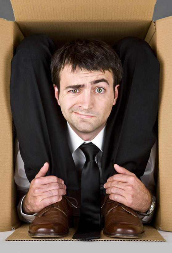 西方人,一个人,商务人士,商务男性,竖图,俯视,室内,白天,衬衫,锻炼,瑜伽,运动,欧洲,欧洲人,仅一个男性,仅一个人,套装,木制,包装,注视,仅一个年轻男性,木制品,容器,箱子,观察,看,养生,观看,察看,关注,商务装,工薪阶层,包装箱,柔术,体育,男人,男性,年轻男性,白种人,白领,上班族,彩图,高角度拍摄,全身,衬衣,健身