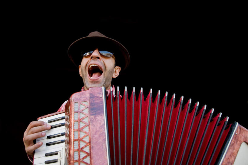 西方人,一个人,伸展双臂,横图,室内,白天,正面,键盘,欧洲,欧洲人,仅一个男性,仅一个人,握,黑色背景,墨镜,眼镜,手风琴,拿,拿着,管风琴,仅一个年轻男性,一个,太阳镜,太阳眼镜,遮阳镜,握着,摄影,影棚,单个,键盘乐器,男人,男性,年轻男性,白种人,敞开双臂,伸开双臂,展开双肩,张开手臂,张开双臂,半身,彩图,影棚拍摄,拍摄