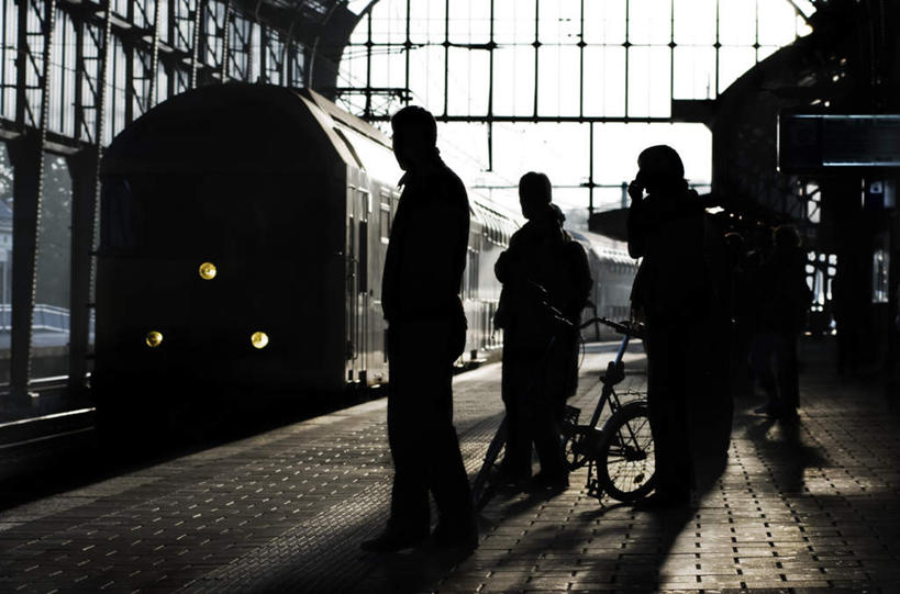 西方人,火车站,站,横图,室内,白天,正面,自行车,火车,车站,欧洲,欧洲人,一辆,阴影,光线,影子,站台,许多人,背光,月台,车,脚踏车,蓝色,蓝天,天空,阳光,交通工具,天,站着,一列,一群人,晴朗,载具,逆光,万里无云,男人,男性,年轻男性,年轻女性,女人,女性,白种人,晴空,晴空万里,站立,彩图,全身