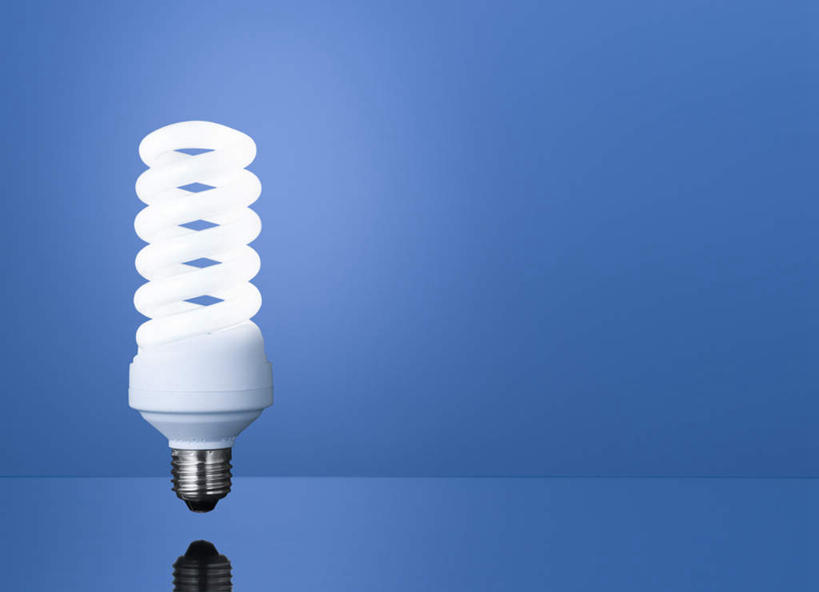 无人,横图,室内,特写,白天,正面,节能,静物,金属制品,照明,阴影,蓝色背景,环保,反射,金属,灯泡,螺旋,影子,灯,节能灯,一个,白色,灯具,摄影,影棚,能源,单个,照亮,低碳,照明工具,荧光灯,螺旋管节能灯,彩图,影棚拍摄,螺旋形,拍摄