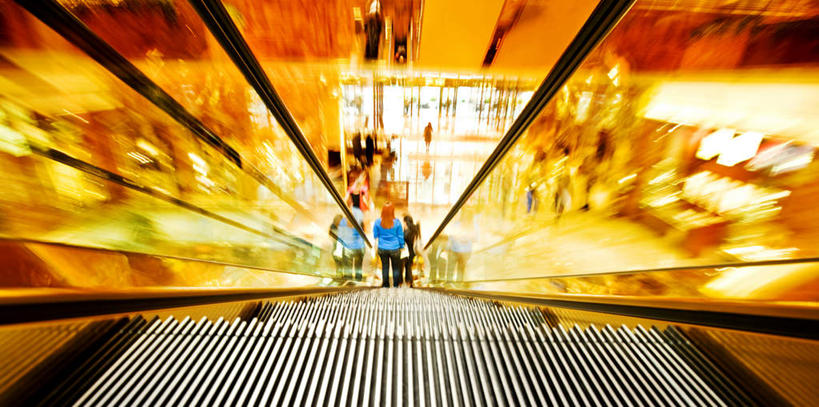 西方人,两个人,栏杆,站,横图,俯视,室内,白天,购物,消费,楼梯,电梯,玻璃,欧洲,欧洲人,服装,朦胧,模糊,扶手,电动扶梯,阶梯,自动扶梯,运输工具,休闲装,护栏,台阶,玻璃制品,衣服,蓝色,站着,休闲,休闲服,金融,服饰,选购,贸易,血拼,年轻女性,女人,女性,白种人,站立,彩图,高角度拍摄,全身,扶手电梯,升降设备,运输带,自动行人电梯,向下,电扶梯