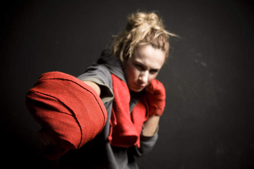 西方人,一个人,拳击手,站,举,笑,微笑,横图,室内,白天,正面,锻炼,安全,比赛,运动,拳击,欧洲,欧洲人,仅一个年轻女性,仅一个女性,仅一个人,灰色背景,服装,纺织物,防护,拳击手套,注视,休闲装,衣服,红色,手套,毛巾,观察,看,清洁,托,握拳,站着,休闲,休闲服,摄影,服饰,影棚,观看,保暖,保护,察看,关注,出拳,保险,透气,防水,保全,周全,安稳,安定,防护手套,储水,耐磨,吸水,平安,体育,年轻女性,女人,女性,白种人,拳击家,拳击运动员,举起,举手,举着,向上举,向上伸,向上托,站立,半身,彩图,影棚拍摄,健身,拍摄