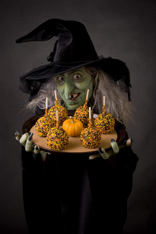 西方人,一个人,举,捧,竖图,室内,白天,正面,民族服装,南瓜,蔬菜,帽子,托盘,欧洲,欧洲人,仅一个年轻女性,仅一个女性,仅一个人,握,灰色背景,服装,节日,庆祝,新鲜,金瓜,食品,古典,拿,拿着,文化,传统,番瓜,食物,衣服,托,庆典,万圣节,握着,摄影,服饰,有机食品,绿色食品,影棚,纪念,古装,麦瓜,倭瓜,巫婆,巫师帽,韵味,年轻女性,女人,女性,白种人,端,端着,举起,举手,举着,捧着,手捧,向上举,向上伸,向上托,半身,彩图,影棚拍摄,传统服装,民俗服,拍摄