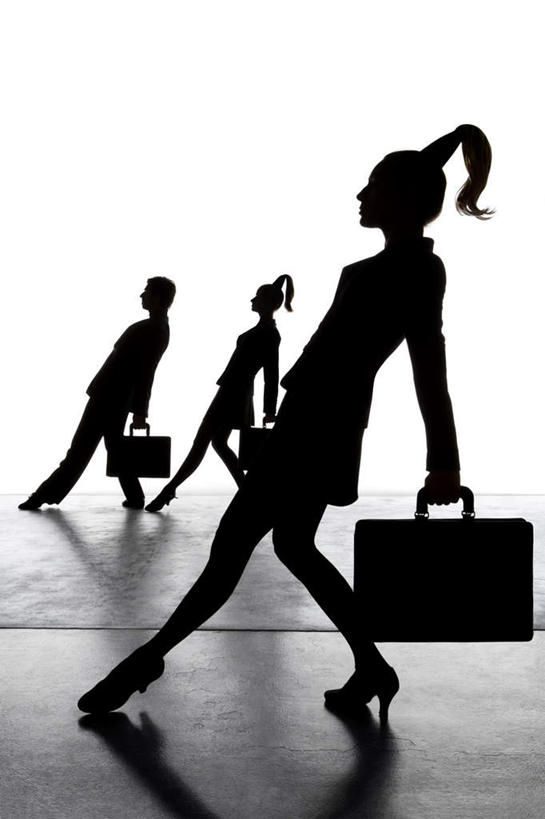 西方人,三个人,商务人士,商务男性,商务女性,站,竖图,室外,白天,侧面,高跟鞋,衬衫,鞋子,欧洲,欧洲人,握,套装,包,公文包,拿,拎,拿着,站着,辫子,握着,公事包,后仰,马尾辫,商务装,工薪阶层,男人,男性,年轻男性,年轻女性,女人,女性,白种人,白领,上班族,站立,彩图,全身,衬衣,拎着