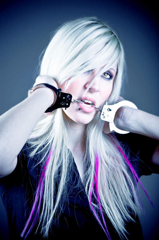 西方人,眼睛,眉毛,睫毛,头发,一个人,举,竖图,室内,白天,正面,手铐,金属制品,欧洲,欧洲人,瞳孔,仅一个年轻女性,仅一个女性,仅一个人,一副,关闭,咬,灰色背景,服装,金属,工具,注视,休闲装,衣服,黄色,白色,观察,看,托,休闲,休闲服,眼部,摄影,服饰,影棚,观看,禁止,咬着,察看,捕捉,逮捕,拘捕,束缚,关注,限制,捕获,警具,警械,押解,缉捕,搜捕,捉拿,拘留,拘系,拘押,拘禁,禁制,年轻女性,女人,女性,白种人,睫,眉,眼,眼睫毛,眼眉,举起,举手,举着,向上举,向上伸,向上托,半身,彩图,影棚拍摄,拍摄,眼眉毛