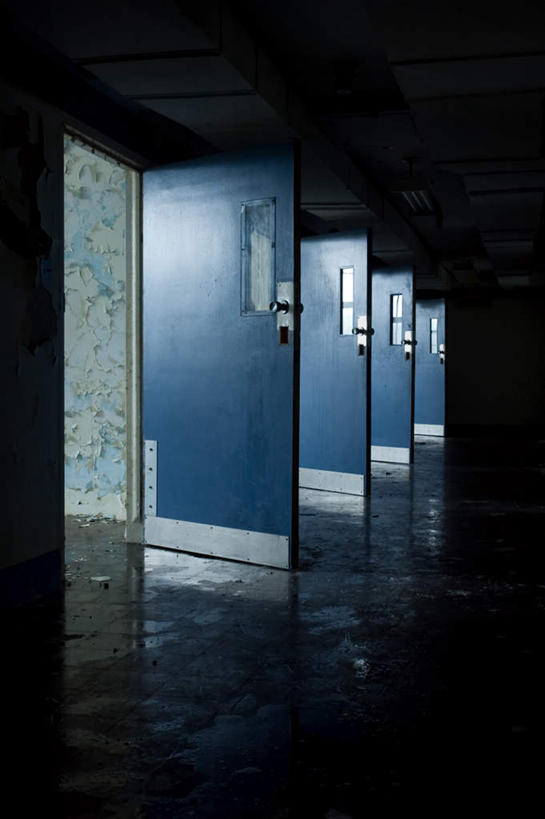 无人,竖图,室外,白天,正面,安全,门,一排,许多,整齐,墙,防护,破坏,斑驳,破损,墙壁,墙面,锁,排列,蓝色,把手,门把手,门框,保护,门把,损坏,队列,保险,私密,保全,周全,安稳,安定,防盗,班驳,平安,拉手,彩图