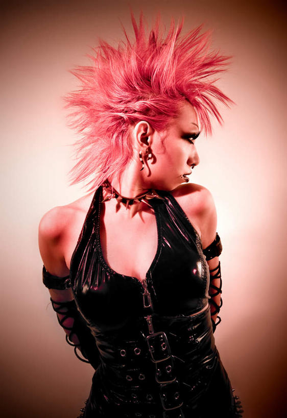 西方人,头发,一个人,站,竖图,室内,白天,正面,爆炸,欧洲,欧洲人,仅一个年轻女性,仅一个女性,仅一个人,灰色背景,服装,装饰,扭头,注视,休闲装,衣服,红色,黑色,观察,看,站着,转头,休闲,休闲服,摄影,服饰,影棚,观看,华丽,修饰,耳坠,点缀,察看,关注,皮衣,鼻钉,背手,衬托,美观,雅致,雅观,年轻女性,女人,女性,白种人,站立,半身,彩图,影棚拍摄,拍摄