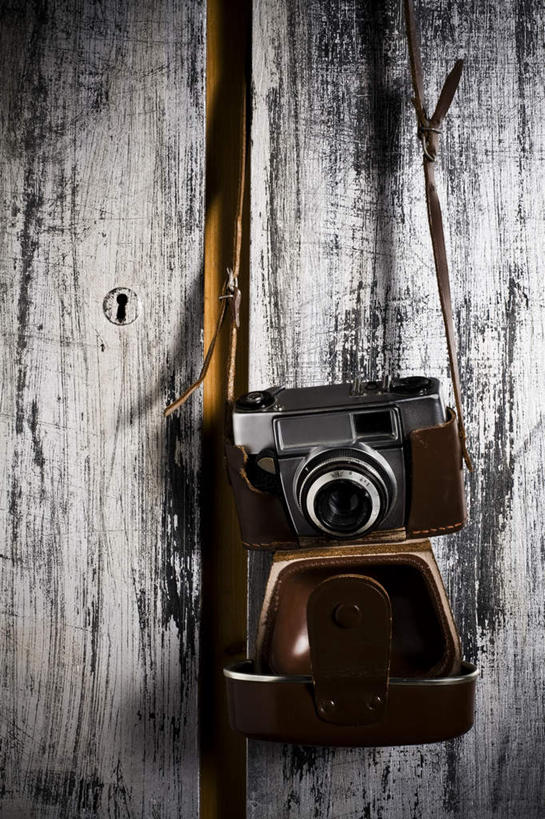 无人,竖图,室外,特写,白天,正面,静物,相机,吊挂,悬挂,阴影,反射,木板,影子,挂,一个,拍照,绳子,数码相机,摄影,绳索,照相机,彩图,照相
