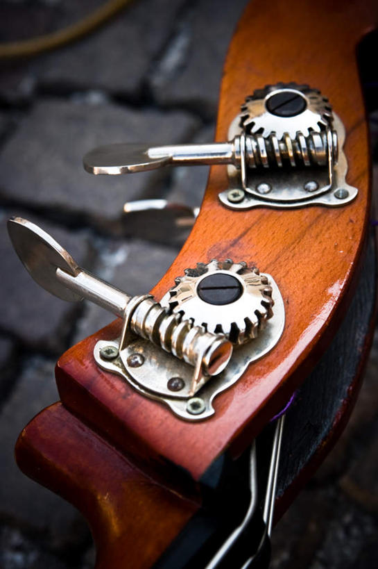 无人,竖图,俯视,室外,特写,白天,静物,阴影,反射,木制,影子,大提琴,乐器,弦乐器,小提琴,弓拉弦乐器,弓拉弦鸣乐器,彩图,高角度拍摄