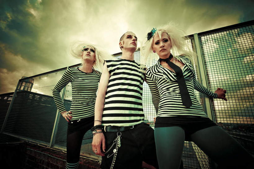 西方人,手,三个人,栏杆,站,横图,室外,白天,正面,美容,时尚,欧洲,欧洲人,撑,阴影,服装,艺术,装饰,光线,影子,栅栏,墙,篱笆,云,云朵,围栏,摇滚,云彩,注视,休闲装,文化,护栏,墙壁,墙面,衣服,蓝色,白云,蓝天,天空,阳光,饰品,首饰,天,观察,看,站着,张嘴,休闲,手部,休闲服,宗教,服饰,信仰,晴朗,观看,纪念,修饰,点缀,察看,撑着,吼叫,关注,鼻钉,张大嘴巴,唇钉,舌钉,衬托,美观,穿孔,叛逆,男人,男性,年轻男性,年轻女性,女人,女性,白种人,晴空,张开嘴,站立,半身,彩图