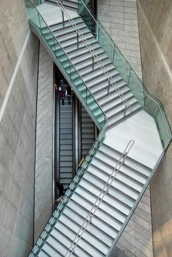 西方人,三个人,栏杆,竖图,俯视,室内,白天,楼梯,电梯,欧洲,欧洲人,阴影,反射,结构,瓷砖,地砖,扶手,影子,阶梯,墙,地面,运输工具,构造,护栏,墙壁,墙面,台阶,升降梯,布局,男人,男性,年轻男性,年轻女性,女人,女性,白种人,半身,彩图,高角度拍摄,升降设备