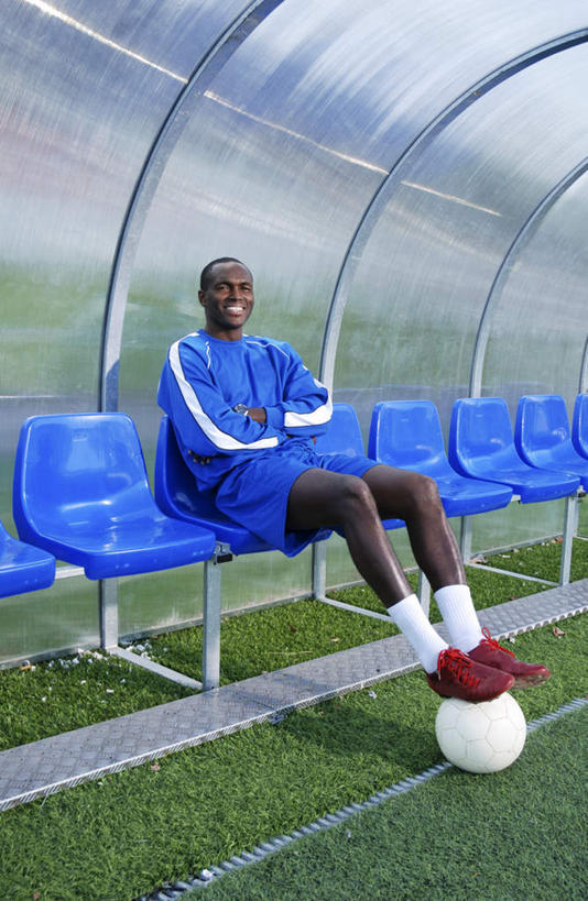 西方人,脚,一个人,坐,笑,双手交叉,微笑,露齿笑,竖图,室外,白天,正面,运动服,足球,草地,草坪,植物,欧洲,非洲,黑人,欧洲人,仅一个男性,仅一个人,一排,阴影,服装,整齐,透明,光线,影子,足球装备,运动器械,踩,座位,草,排列,仅一个年轻男性,衣服,蓝色,绿色,阳光,踩着,健身器械,服饰,遮阳棚,双手抱胸,衣着,穿着,队列,健身器材,蹴鞠,理智,沉静,衣饰,冷色,高深,冷淡,坐位,足球运动,男人,男性,年轻男性,非洲人,坐着,半身,彩图,运动器材,运动装