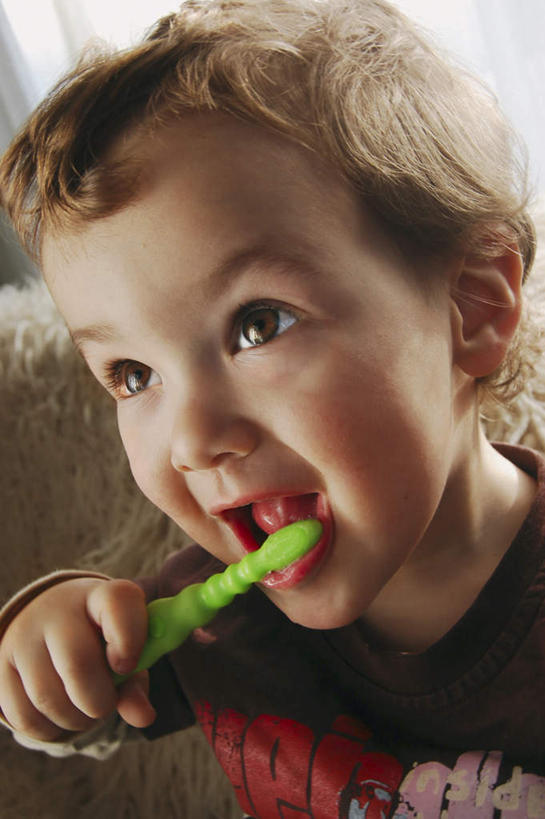 西方人,儿童,脸,头,眼睛,鼻子,嘴,耳朵,脸颊,眉毛,睫毛,一个人,竖图,室内,特写,白天,正面,纯洁,窗帘,欧洲,欧洲人,瞳孔,仅一个男性,仅一个人,阴影,服装,新鲜,反射,牙刷,影子,注视,休闲装,一个,小孩,衣服,绿色,观察,看,仅一个小孩,休闲,休闲服,可爱,童年,童趣,洗漱,眼部,服饰,观看,青春,察看,生命,关注,和平,安详,童真,烂漫,无邪,冷色,天真,男孩,男人,男性,白种人,孩子,头部,鼻,鼻孔,耳,耳部,睫,口,口腔,脸部,脸蛋,眉,面部,眼,眼睫毛,眼眉,嘴巴,嘴唇,半身,彩图,眼眉毛,男生