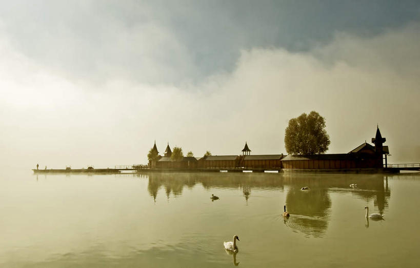 无人,横图,室外,白天,正面,旅游,度假,湖,湖泊,名胜古迹,水,标志建筑,地标,建筑,阴影,遗迹,光线,木板,影子,楼阁,湖面,水流,水面,云,云朵,桥,木桥,云彩,古迹,文物,娱乐,建设,古建筑,栈桥,蓝色,白云,蓝天,天空,阳光,湖水,天,享受,休闲,旅游胜地,放松,晴朗,人行桥,木板桥,古文明,晴空,彩图