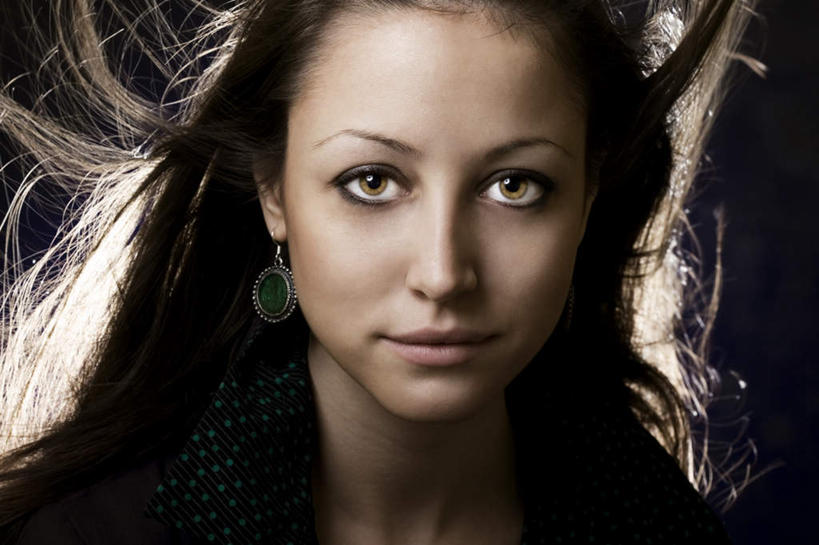 西方人,一个人,站,横图,室内,白天,正面,神秘,欧洲,欧洲人,仅一个年轻女性,仅一个女性,仅一个人,阴影,黑色背景,光线,影子,灯光,黑色,站着,摄影,影棚,飘逸,严肃,庄重,含蓄,超脱,超逸,沉静,俊逸,萧洒,潇洒,中间色,年轻女性,女人,女性,白种人,长发,站立,半身,彩图,影棚拍摄,拍摄