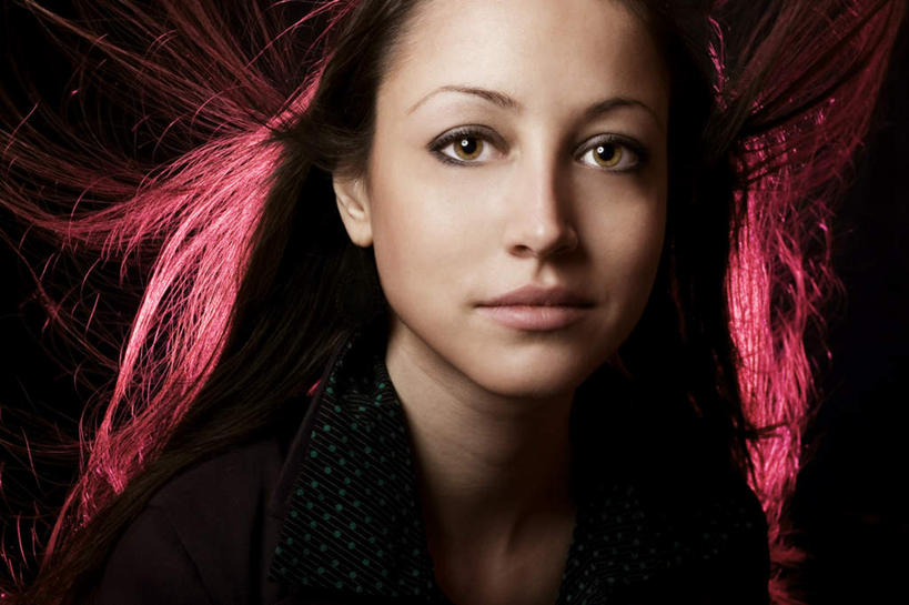 西方人,一个人,站,横图,室内,白天,正面,兴奋,热情,欧洲,欧洲人,仅一个年轻女性,仅一个女性,仅一个人,阴影,黑色背景,光线,影子,灯光,开放,红色,黑色,站着,健康,温暖,奔放,活力,积极,激情,摄影,朝气,影棚,飘逸,暖色,吉祥,生命,饱满,超脱,超逸,革命,俊逸,萧洒,潇洒,热烈,赤色,充实,斗志,喜气,主动,年轻女性,女人,女性,白种人,长发,站立,半身,彩图,影棚拍摄,欢乐,拍摄