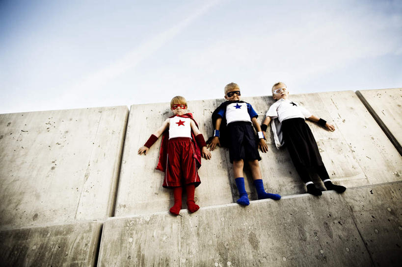 西方人,儿童,三个人,站,拉,横图,室外,白天,仰视,纯洁,欧洲,欧洲人,阴影,光线,影子,云,云朵,云彩,小孩,蓝色,白云,蓝天,天空,阳光,天,站着,可爱,童年,童趣,晴朗,正义,超人,童真,烂漫,无邪,超级英雄,英雄,超能力,公理,天真,男孩,男人,男性,白种人,晴空,站立,彩图,低角度拍摄,全身,男生