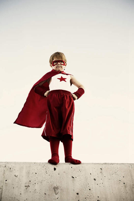 西方人,儿童,一个人,站,竖图,全景,室外,白天,仰视,纯洁,天际线,欧洲,欧洲人,仅一个男性,仅一个人,手叉腰,小孩,天空,天,叉腰,站着,仅一个小孩,可爱,童年,童趣,正义,双手叉腰,超人,童真,烂漫,无邪,超级英雄,英雄,超能力,公理,天真,男孩,男人,男性,白种人,孩子,站立,彩图,低角度拍摄,全身,男生