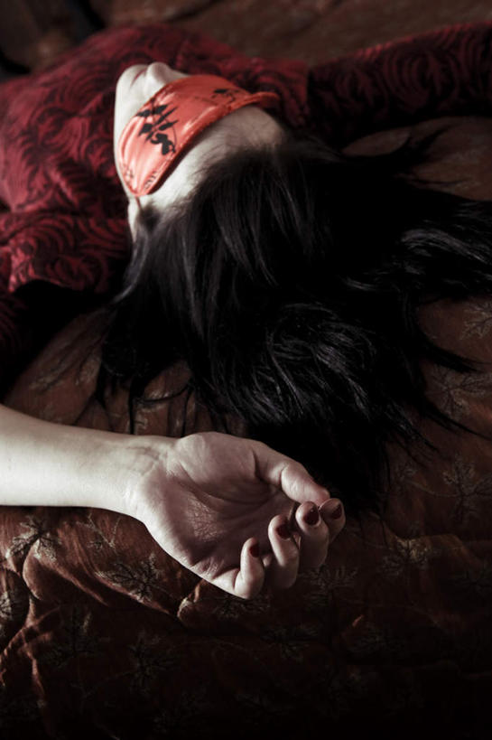 西方人,手,一个人,躺,睡,竖图,俯视,室内,特写,白天,欧洲,欧洲人,仅一个年轻女性,仅一个女性,仅一个人,阴影,光线,影子,阳光,手部,眼罩,卧着,年轻女性,女人,女性,白种人,困,困觉,寝息,睡觉,躺着,卧,半身,彩图,高角度拍摄