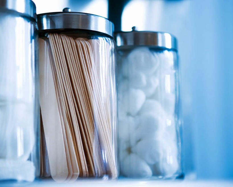 无人,横图,室内,特写,白天,正面,一排,阴影,朦胧,模糊,整齐,光线,木制,罐子,影子,灯光,玻璃制品,排列,玻璃瓶,木制品,瓶子,容器,储藏,储存,队列,医疗器械,棉球,彩图,贮存